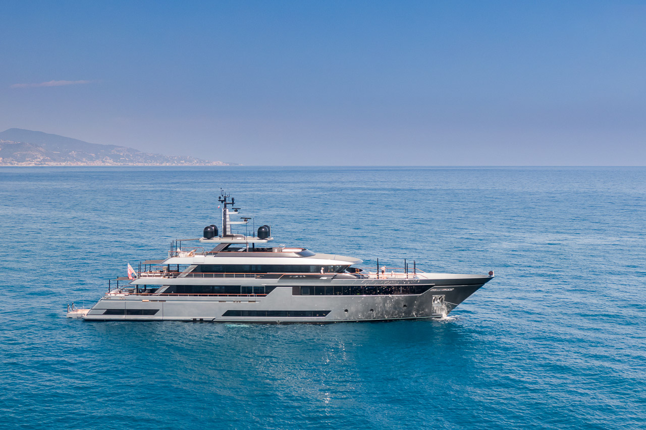 Name: Fifty (Riva 50)
Length: 50m
World's largest yacht number: >200
Shipyard: Riva
Price: 29 950 000€